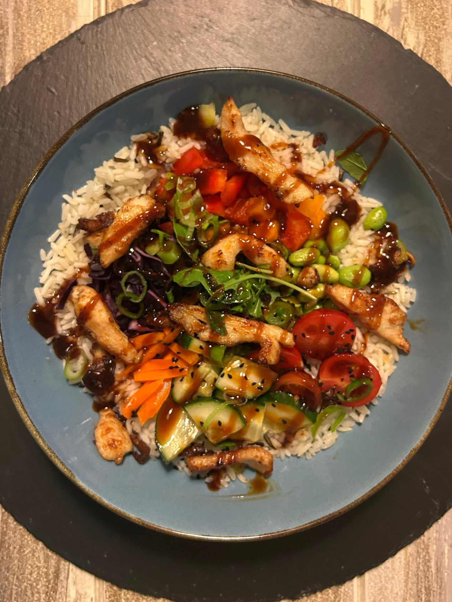 Reis-Gemüse-Bowl mit Hähnchen