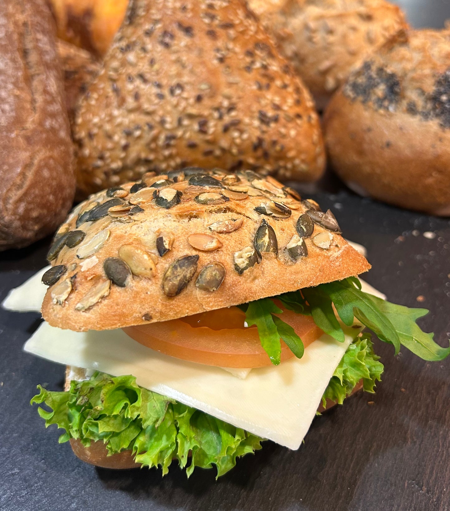 Kürbiskernbrötchen Käse