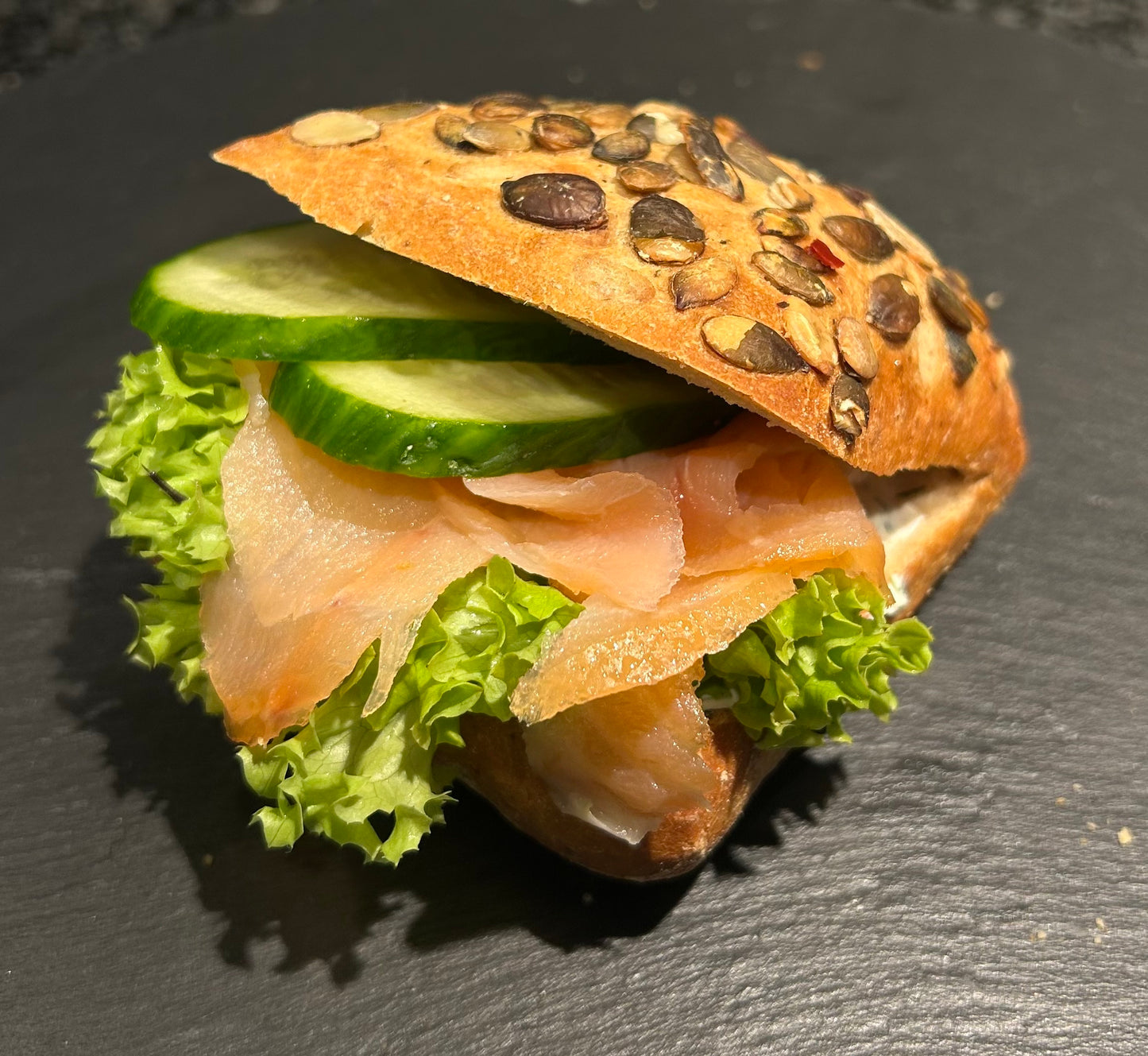 Kürbiskernbrötchen Lachs