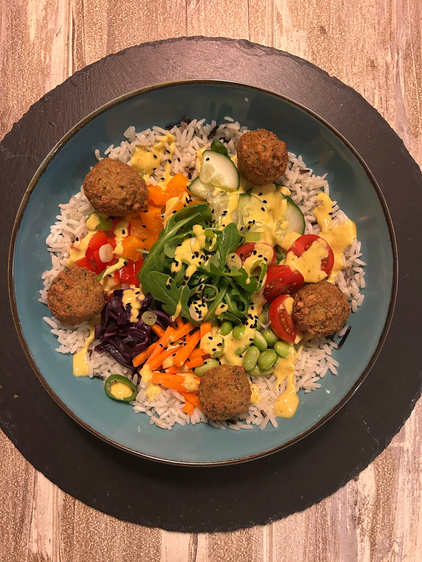Reis-Gemüse-Bowl mit Falafel - vegan