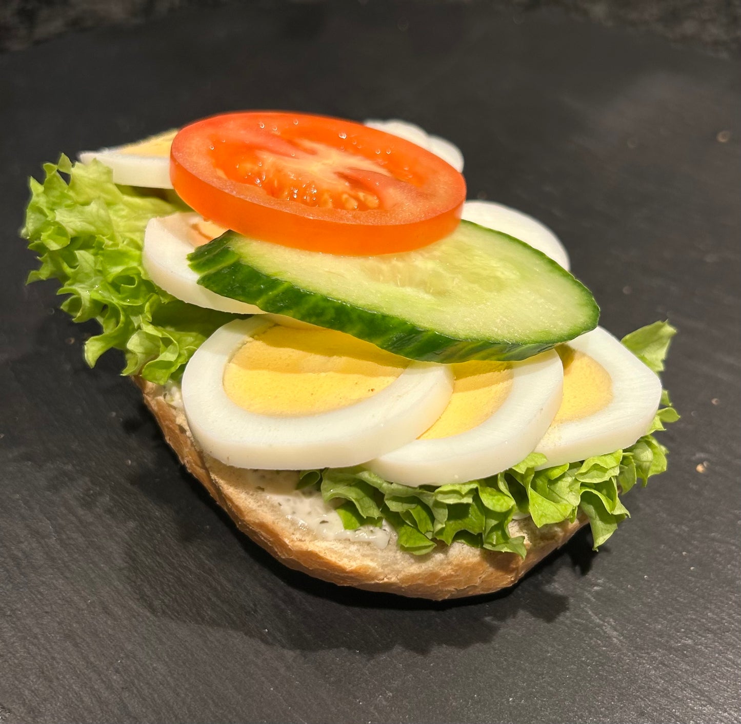 Halbes Weizenbrötchen mit Ei