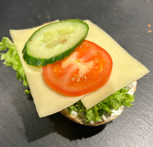 Halbes Weizenbrötchen mit Käse
