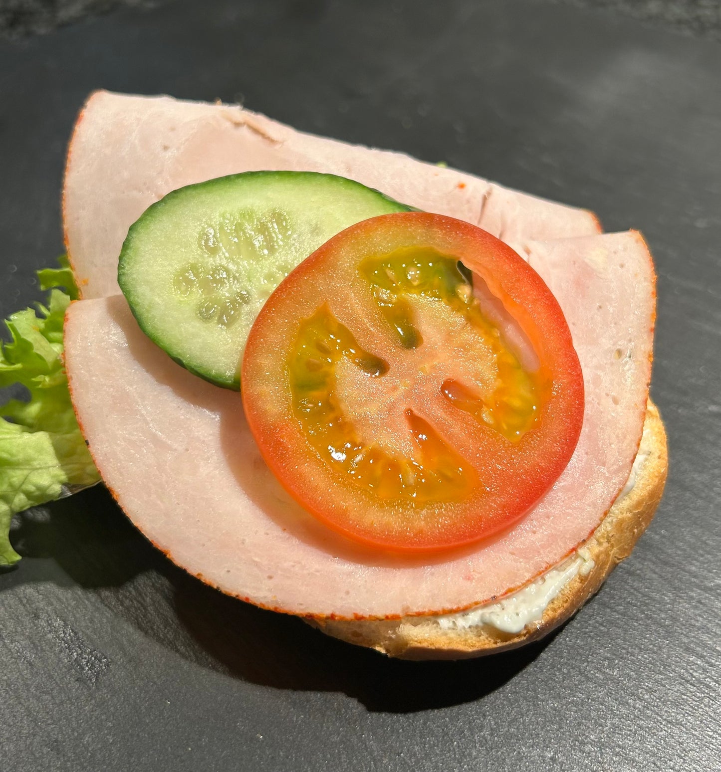 Halbes Weizenbrötchen mit Pute