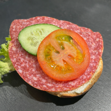 Halbes Weizenbrötchen mit Salami