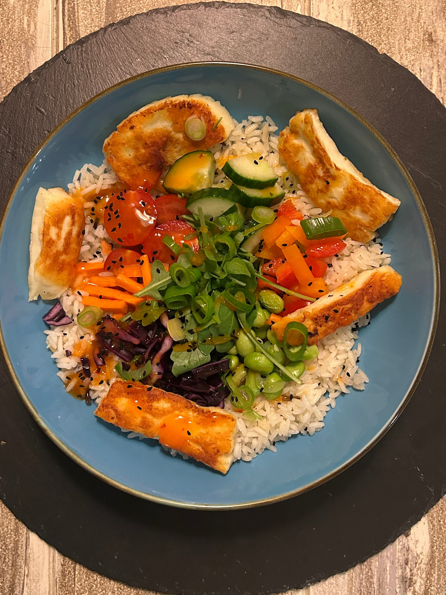 Reis-Gemüse-Bowl mit Halloumi