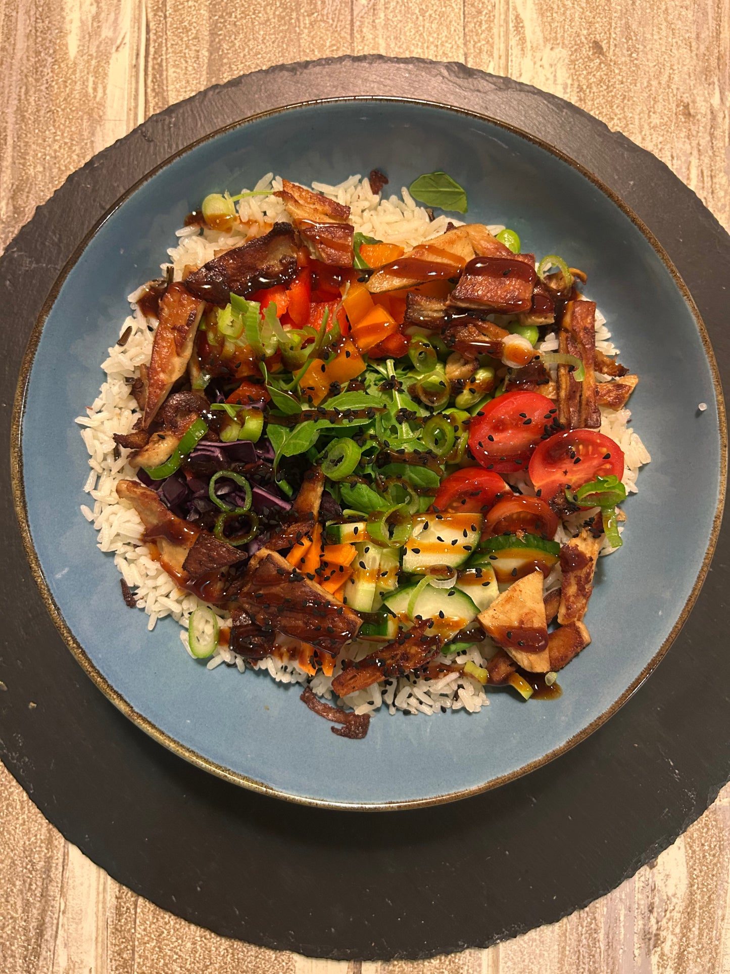 Reis-Gemüse-Bowl mit Plant Chicken - vegan