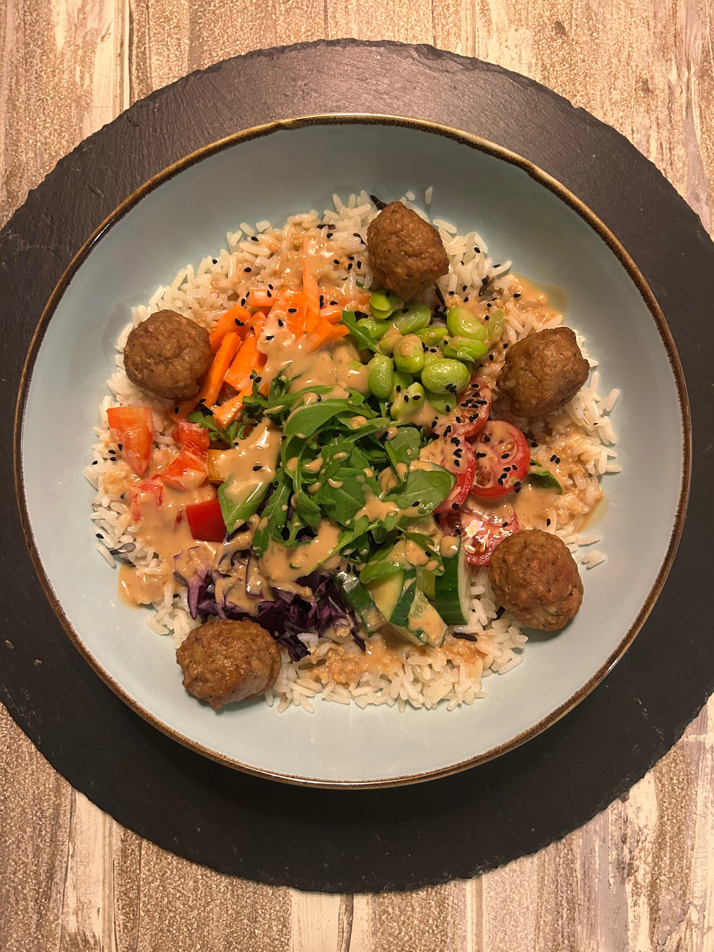 Reis-Gemüse-Bowl mit Plant Meat Balls - vegan
